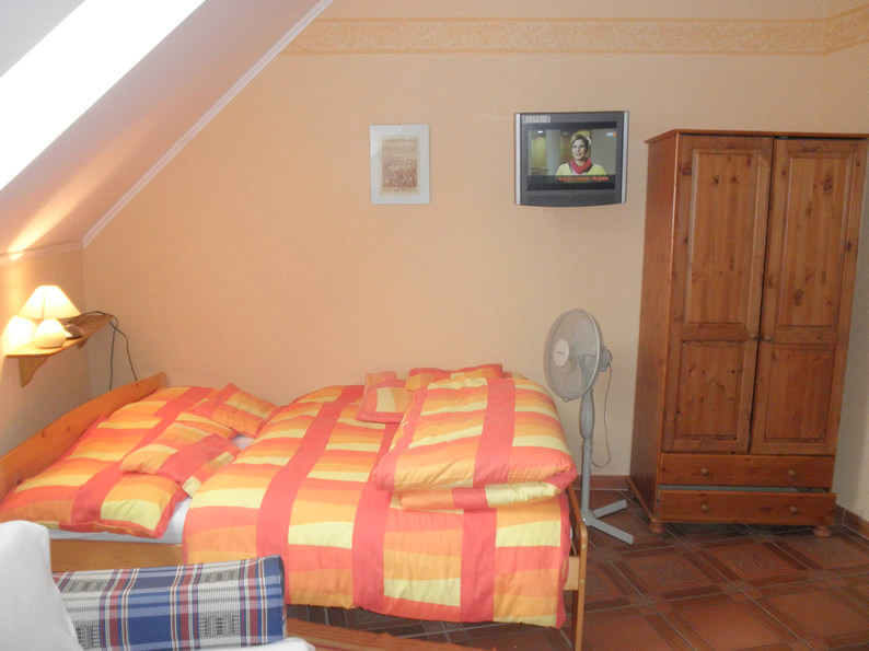 Gyula Apartment - double bed and LCD TV